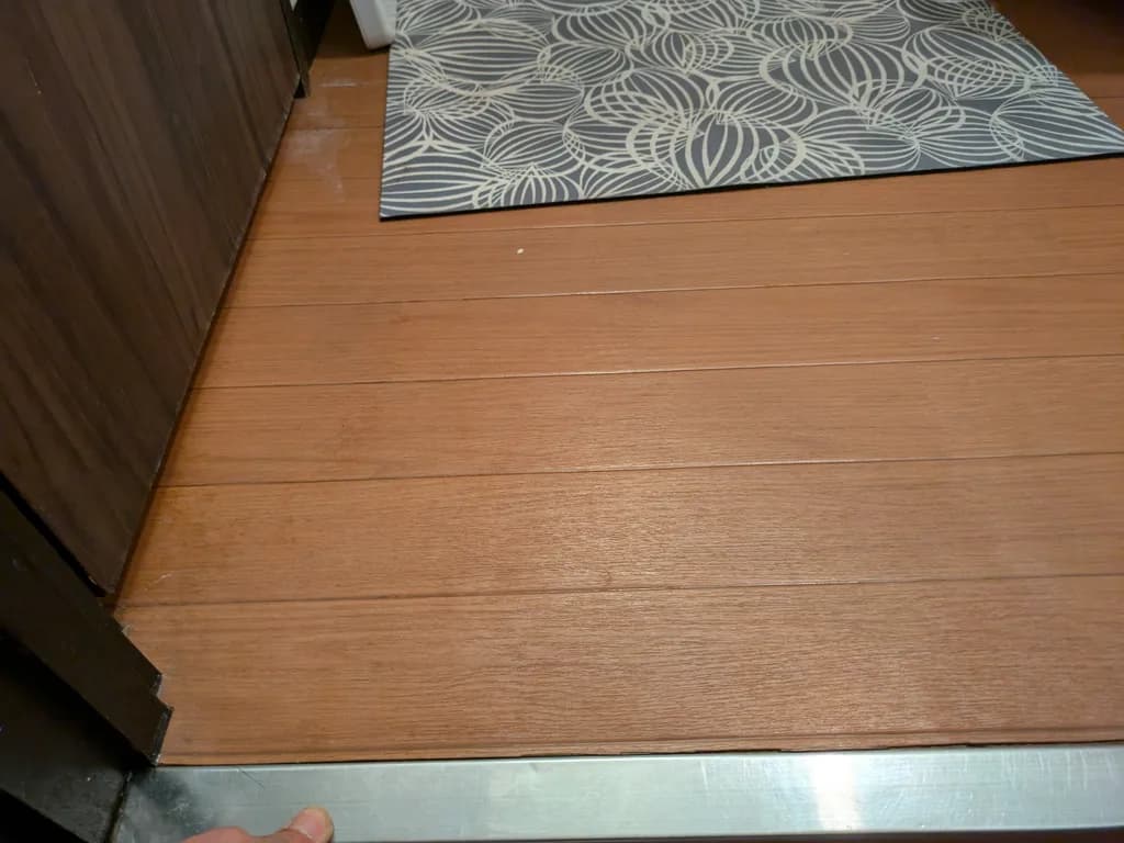 施工後 ── 廊下のフローリングも張り替え