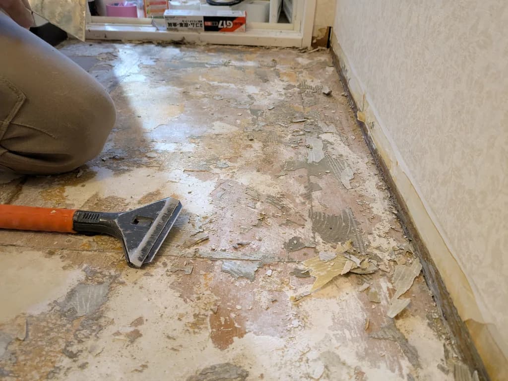 施工前 ── 解体中の洗面所の床