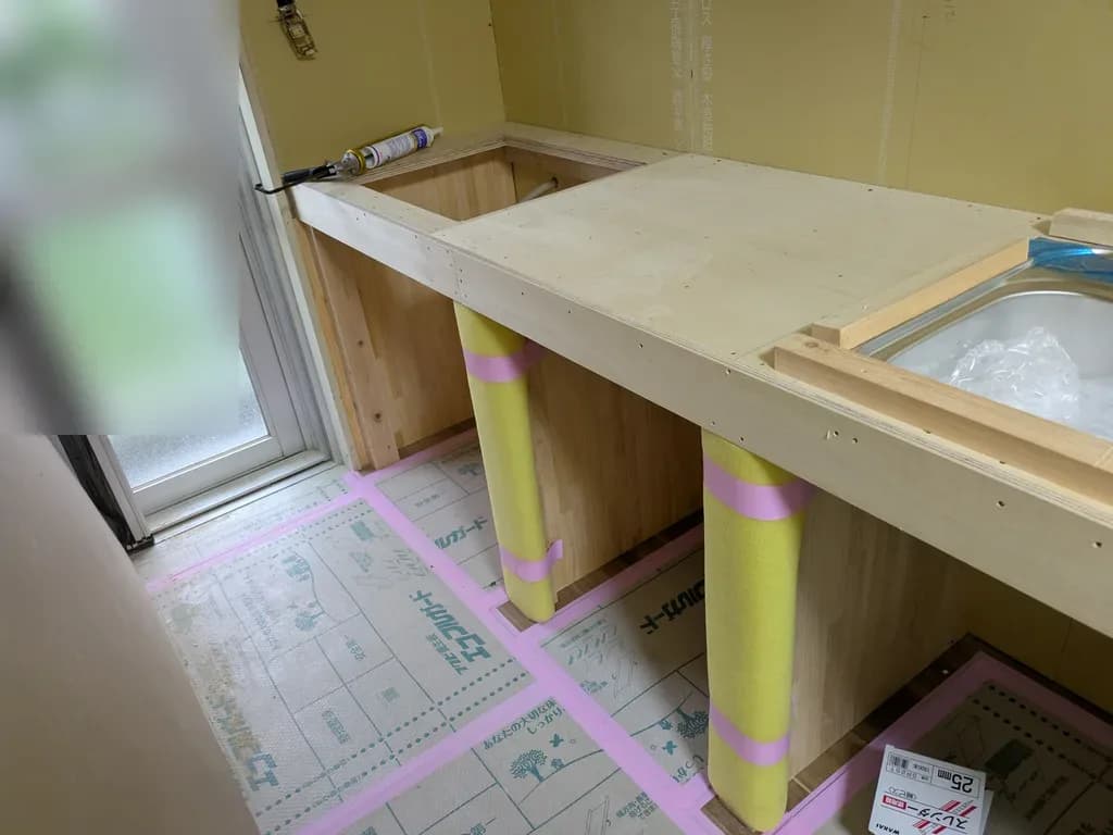 解体後 ── 造作カウンターを組み上げる