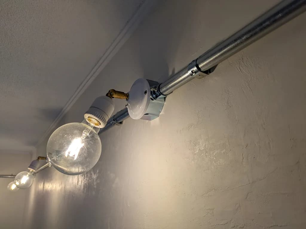 真鍮ソケットとフィラメント電球