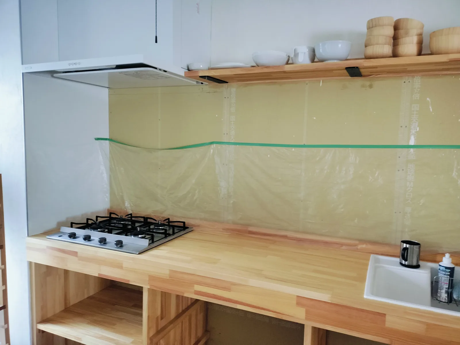 施工中 ── 造作カウンターとガスコンロの据え付け