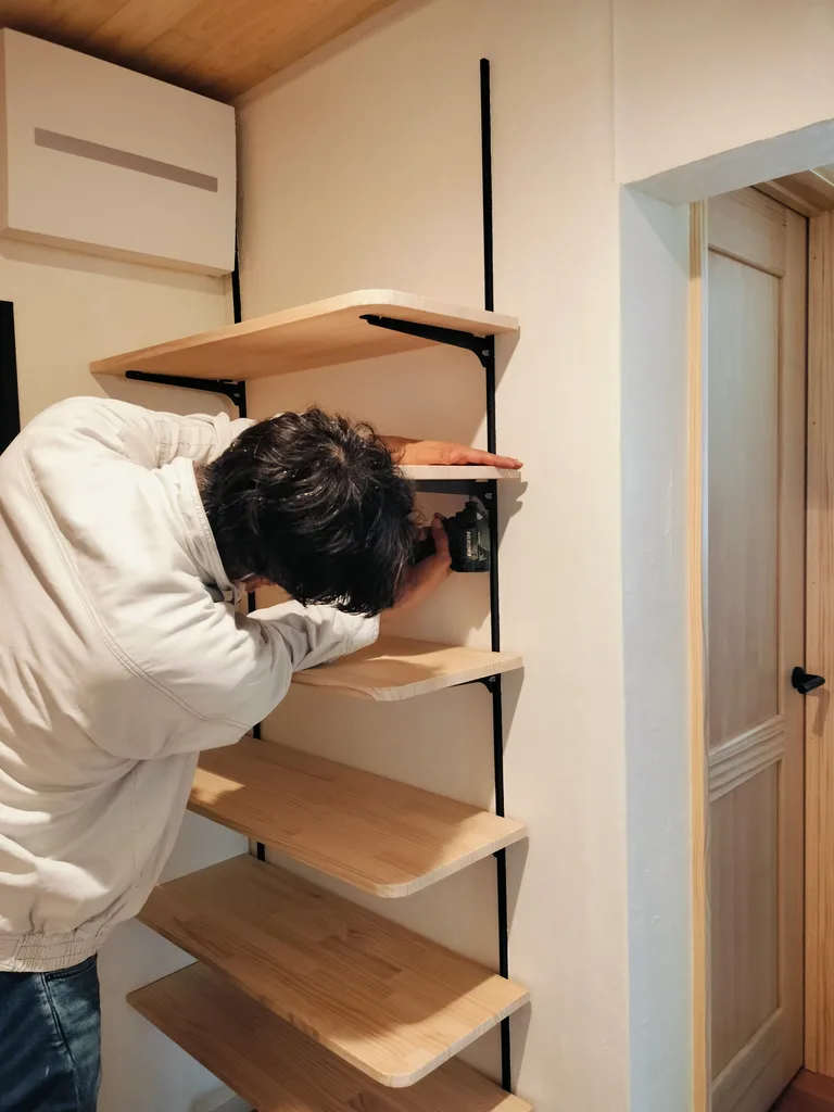 施工中 ── 玄関わきに造作棚を一枚ずつ組む