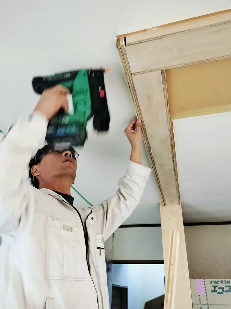 施工中 ── キッチン枠の造作