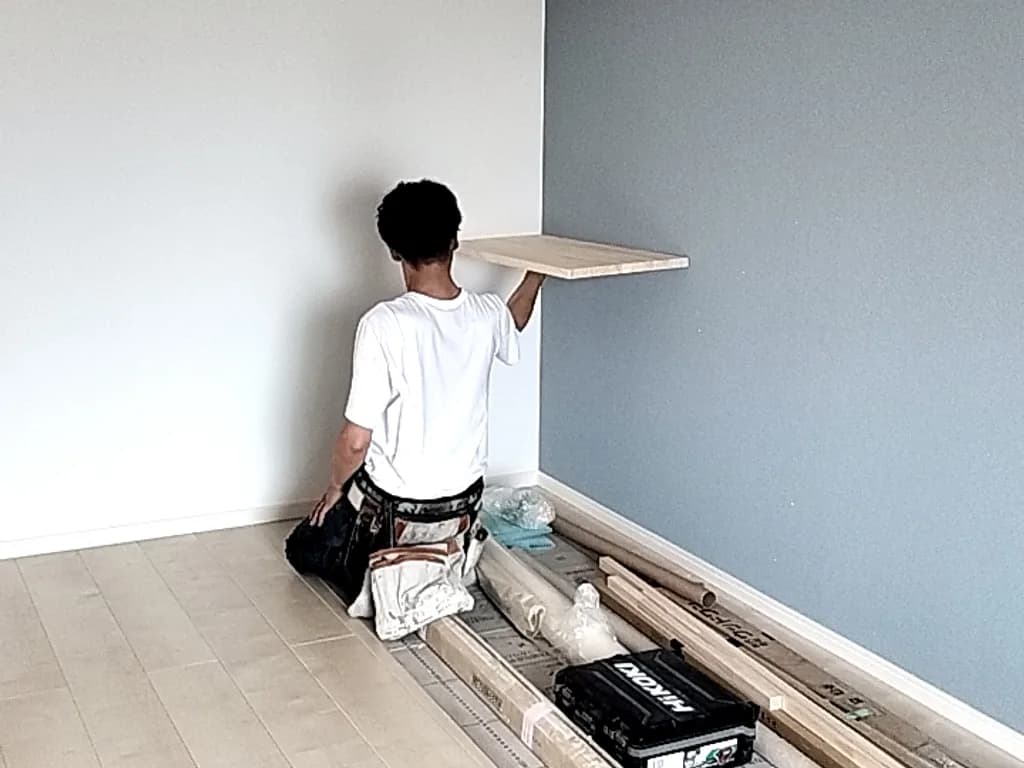 造作棚を取り付ける職人