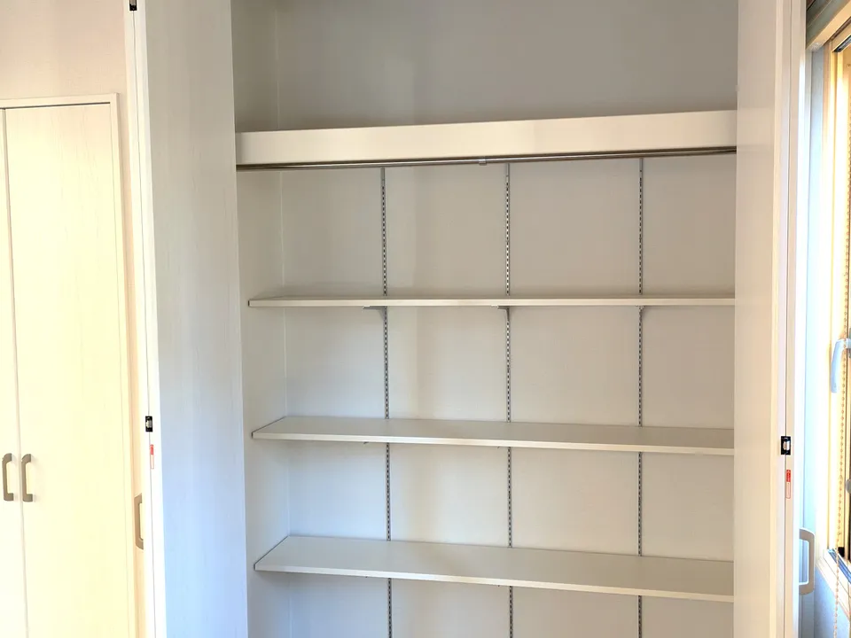 可動棚を備えた造作クローゼットの内部