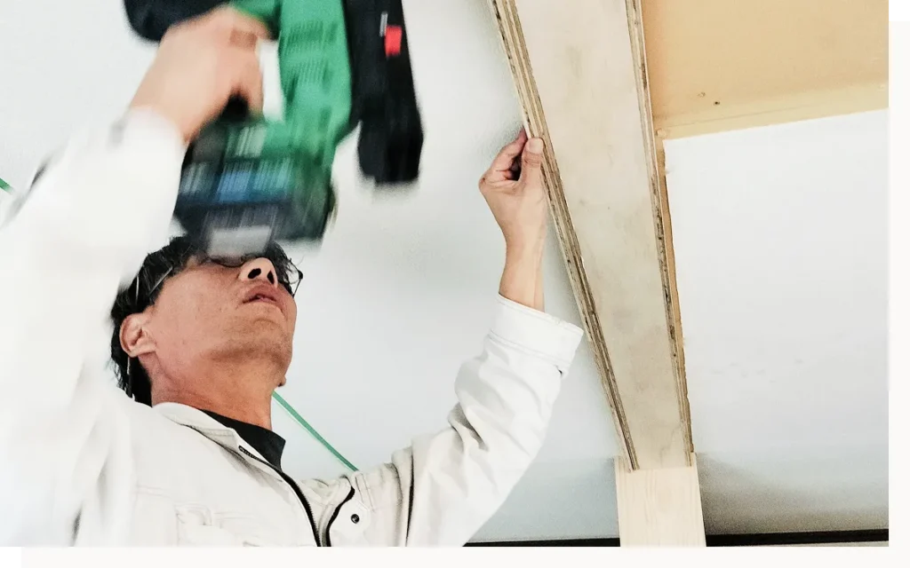 大工歴30年の職人による、天井施工の現場作業の様子