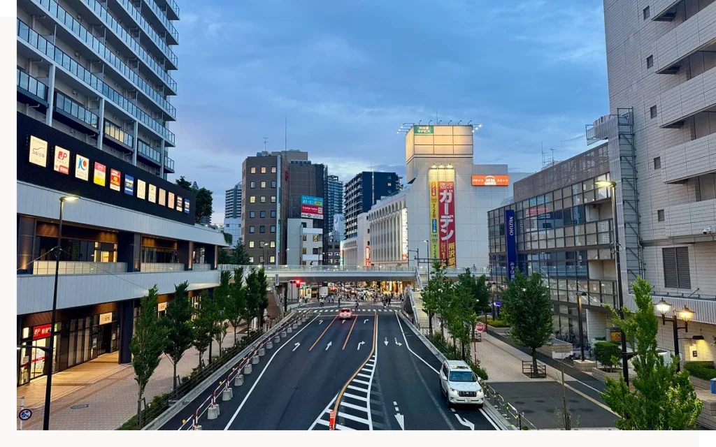 夕方の所沢駅前の街並み