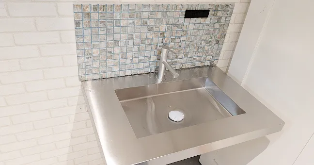 おしゃれなモザイクタイルとステンレスを組み合わせたスタイリッシュな洗面台