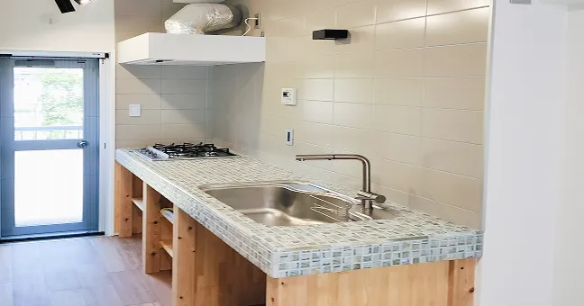 モザイクタイルと無垢材を組み合わせたオリジナルデザインのキッチンカウンター