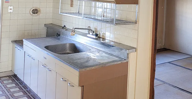 古いステンレスキッチンの解体前の様子