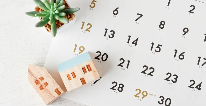 カレンダーと家の積み木と植物。希望に合わせた柔軟な施工スケジュールの管理イメージ