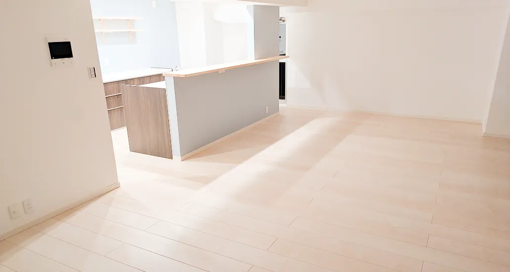 白とオーク材を基調とした、開放的なリビングダイニング