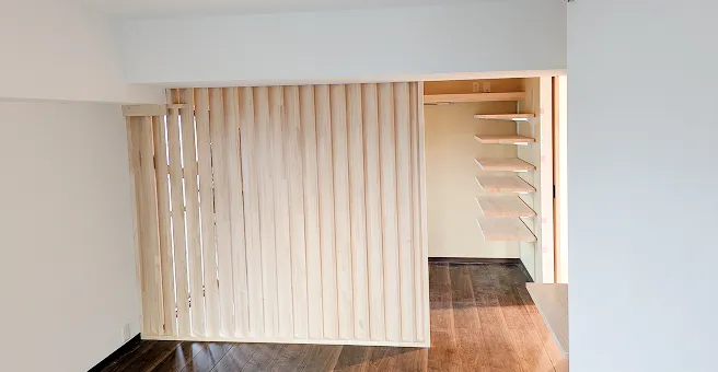 空間を緩やかに仕切るおしゃれな木製格子と棚収納