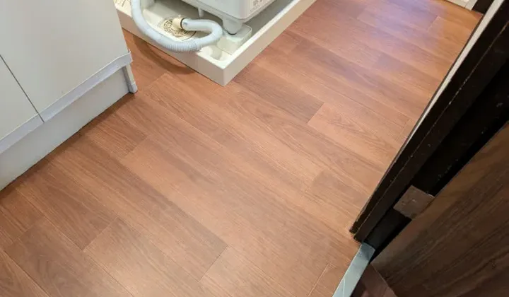 洗面・脱衣所の茶色の木目調フローリング