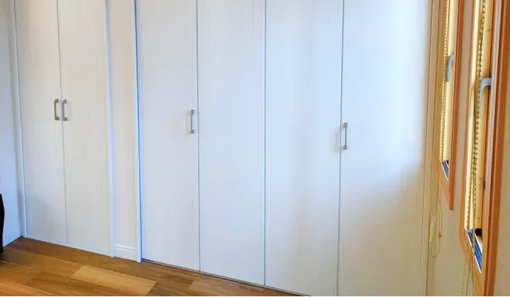 大容量でスタイリッシュな白い壁面クローゼット