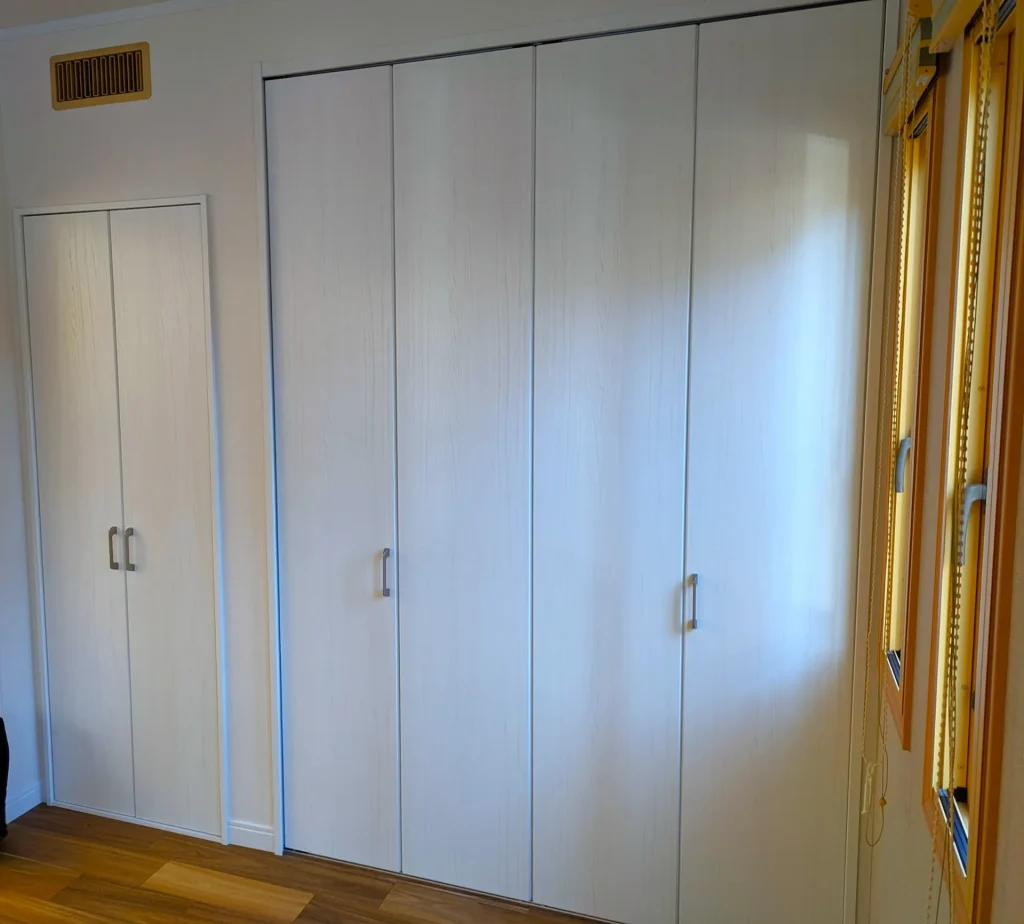 壁一面に設置された大容量の白いクローゼット