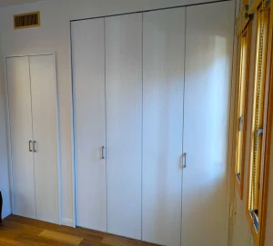 壁一面に設置された大容量の白いクローゼット