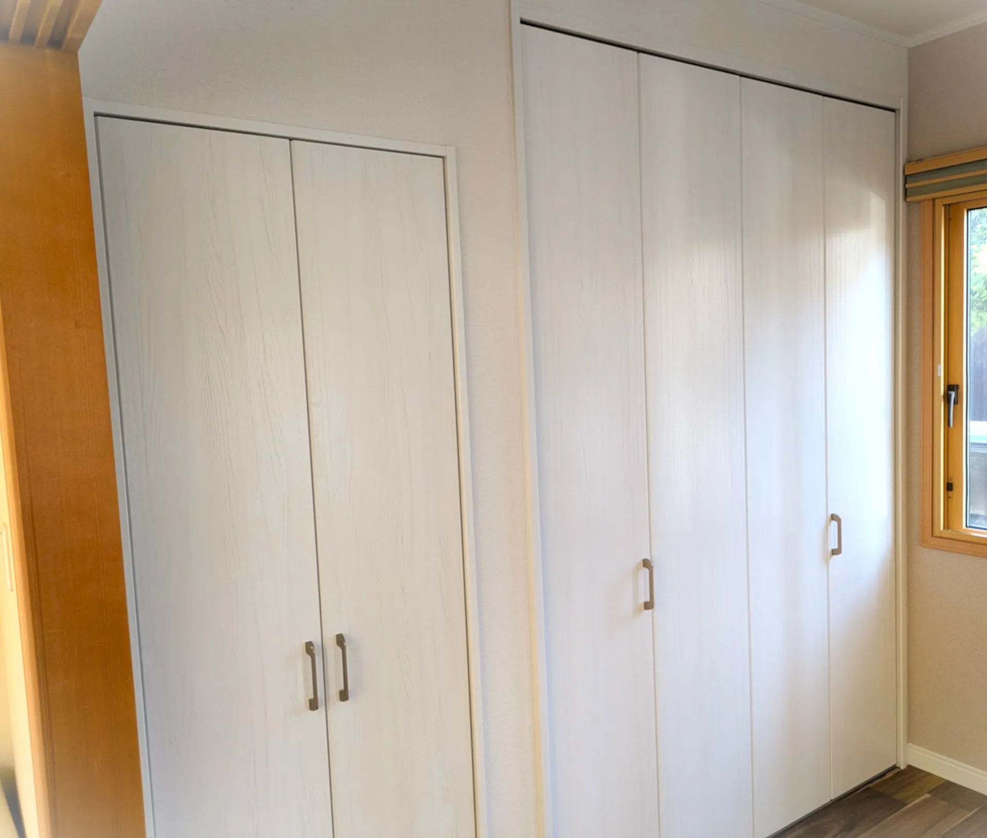 壁一面に設置された大容量の白いクローゼット