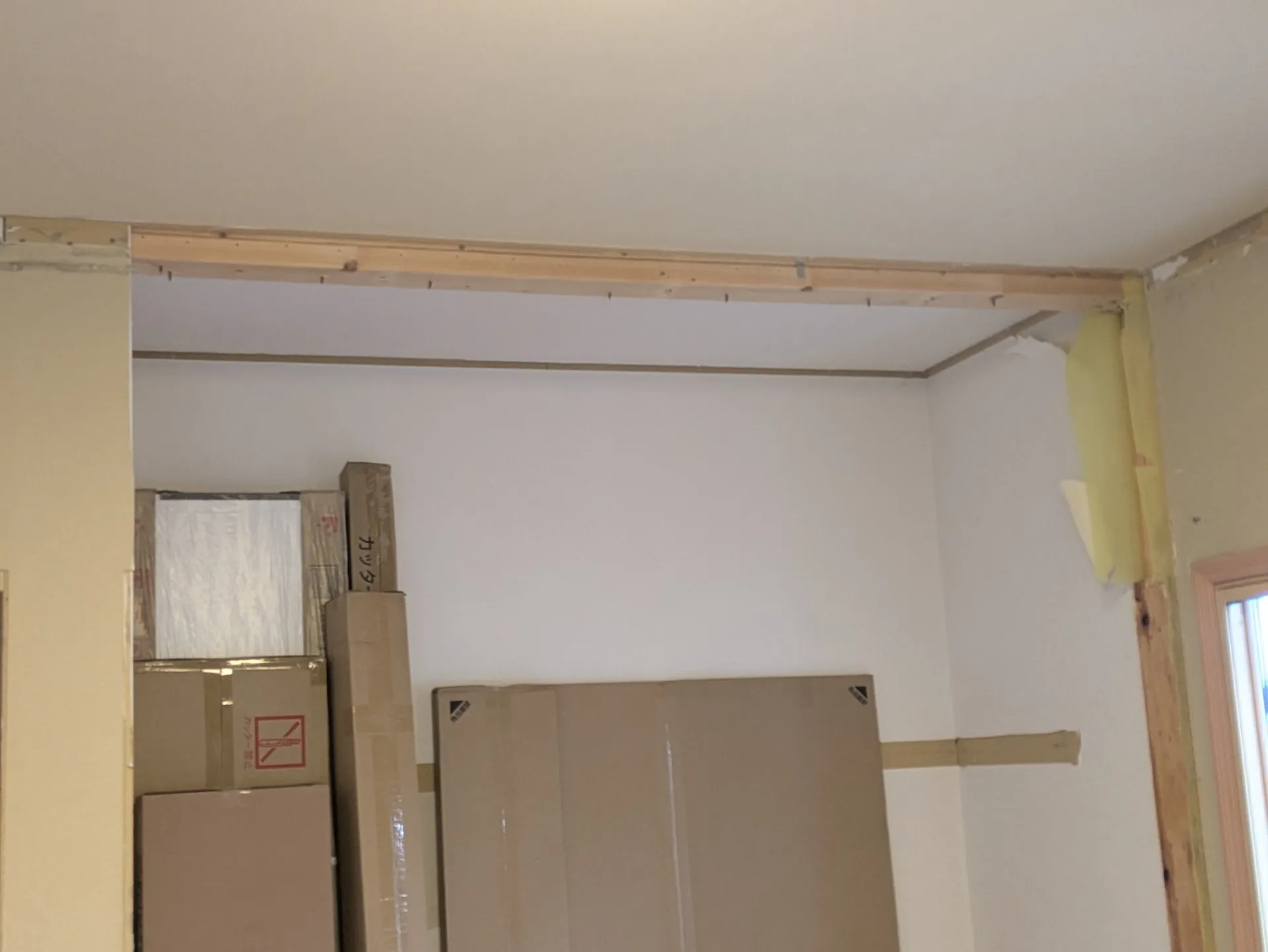 リフォーム中の室内。新しい収納スペースを作るための丁寧な大工工事の様子