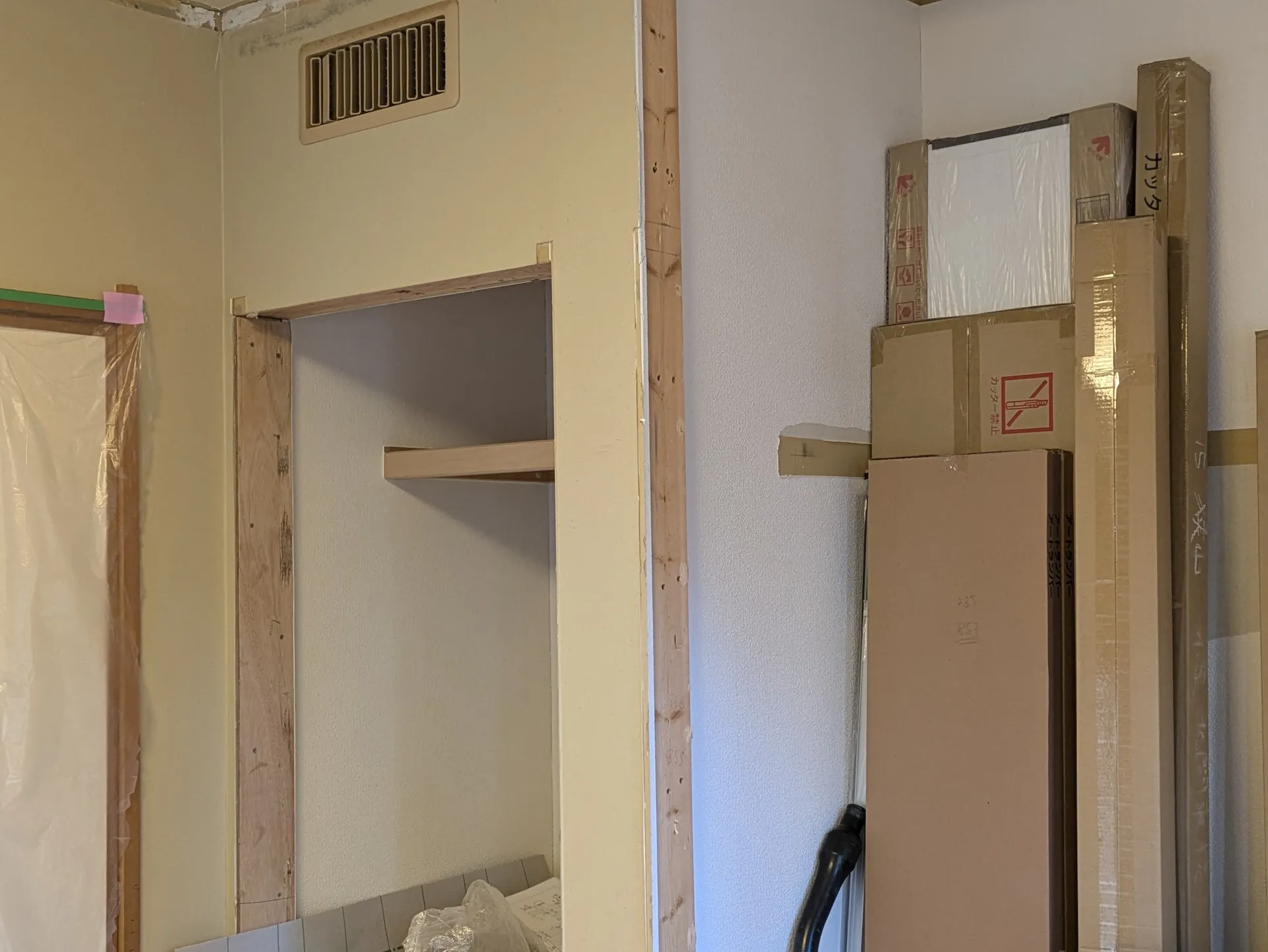 リフォーム中の室内。新しい収納スペースを作るための丁寧な大工工事の様子
