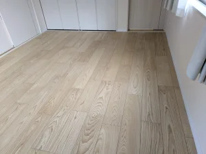 木目が美しいナチュラル色フローリングに張り替えた洋室の床