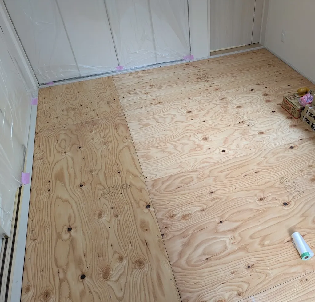 フローリング施工前の構造用合板による床下地完了状態