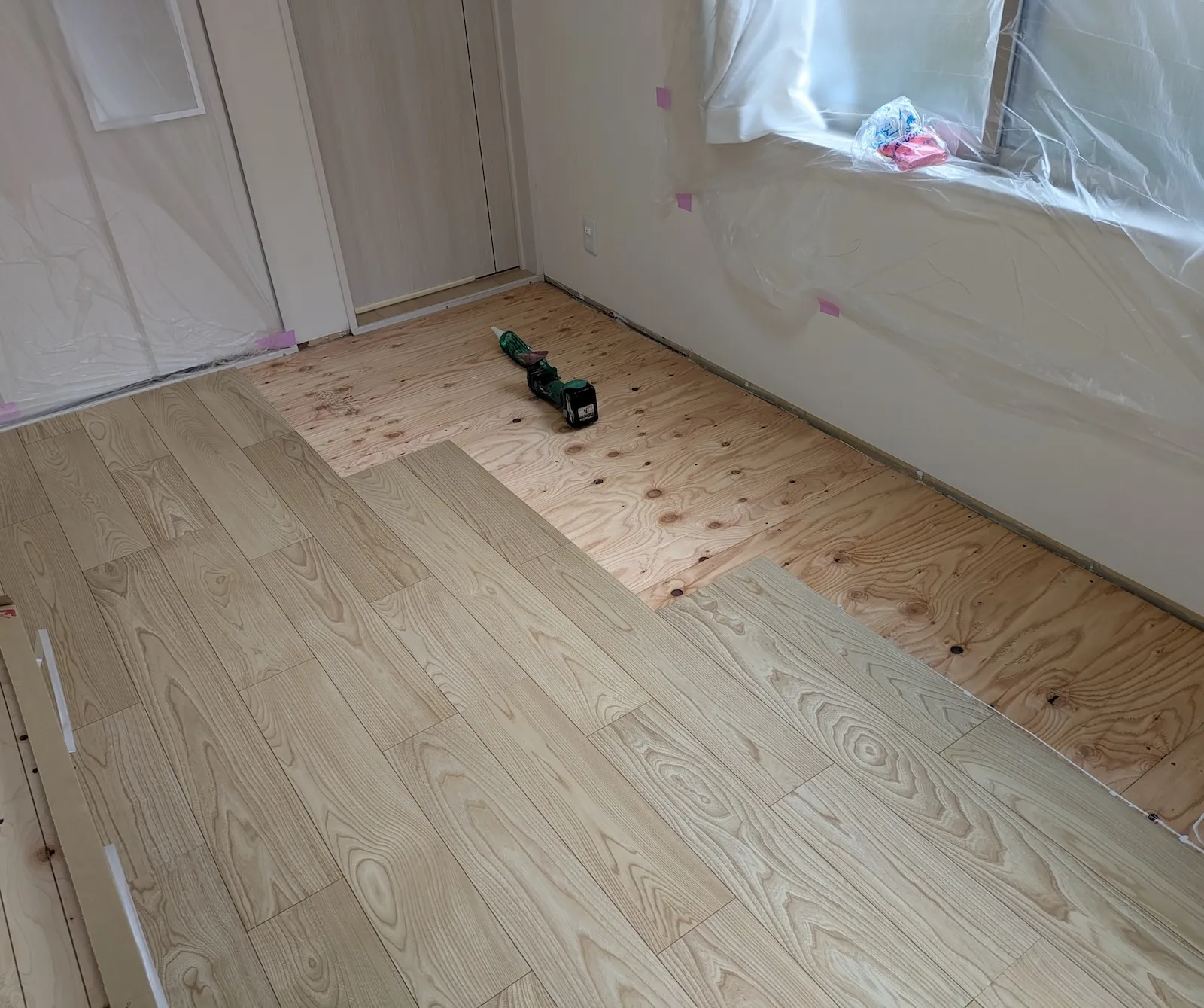 ウレタンボンドを併用してフローリングを張り伸ばす作業の様子