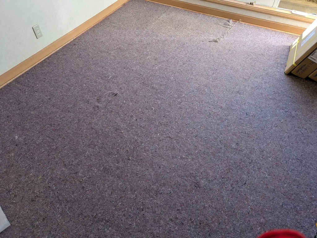 経年劣化で毛羽立ちが目立つ施工前のカーペット床