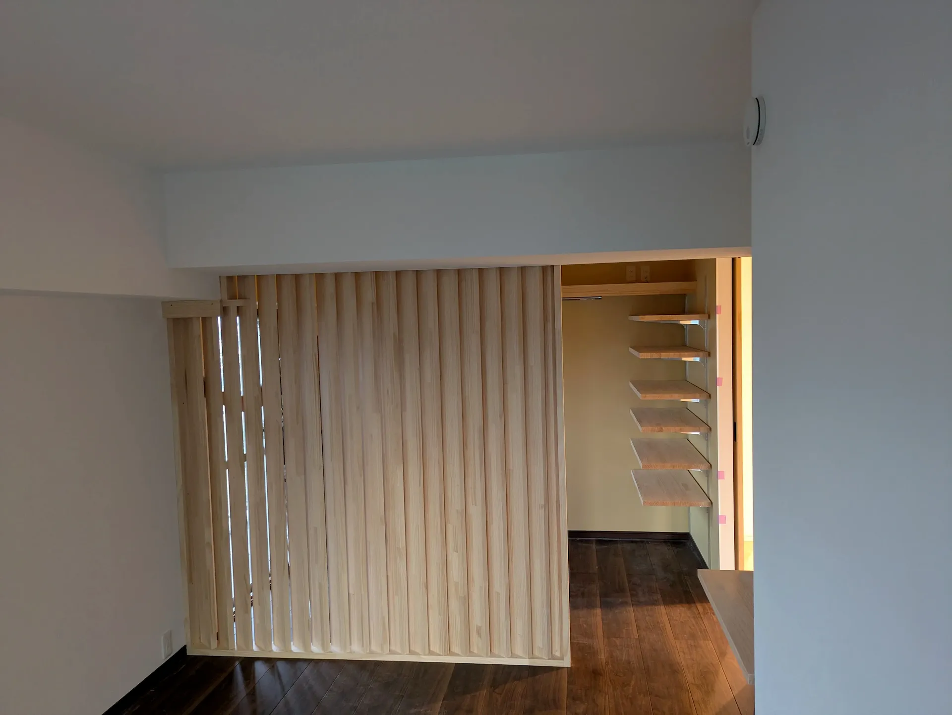 空間を緩やかに仕切るおしゃれな木製格子と棚収納