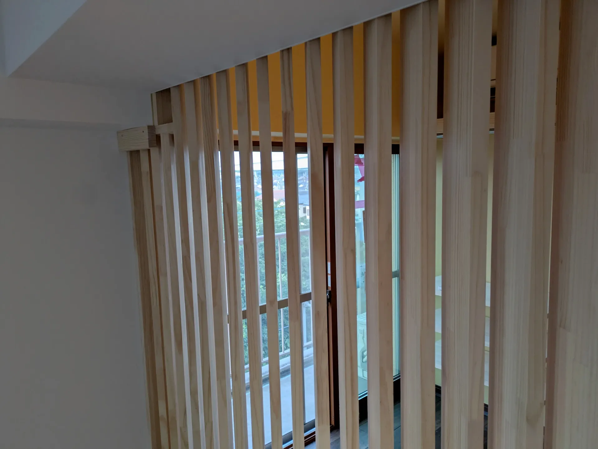 空間を緩やかに仕切るおしゃれな木製格子