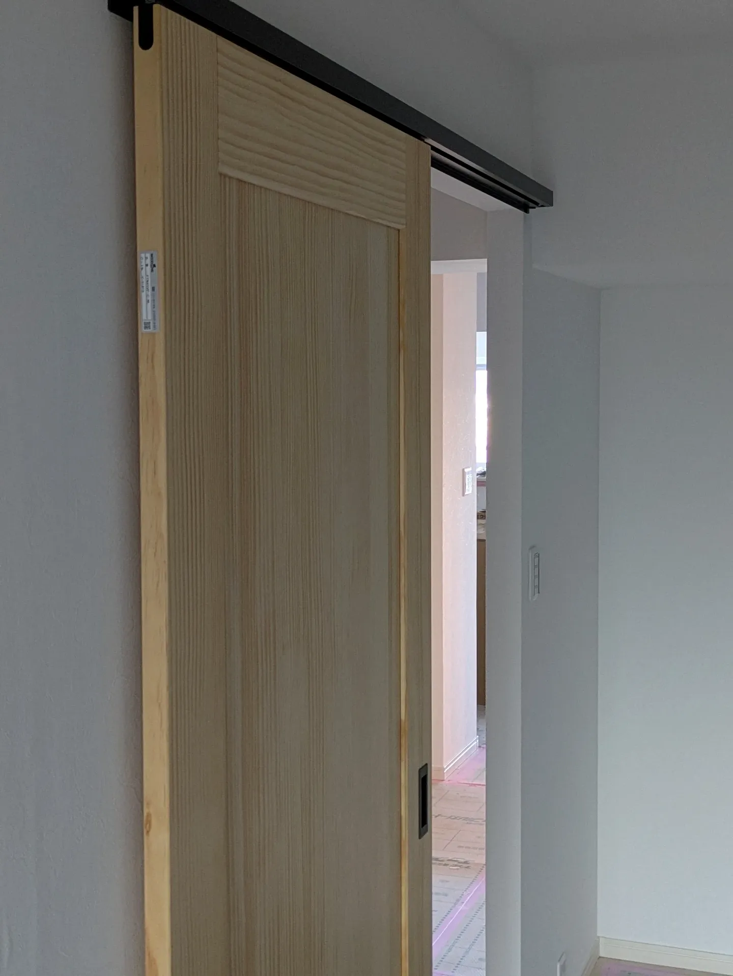 黒いアイアンレールがアクセントの木製スライドドア（室内引き戸）