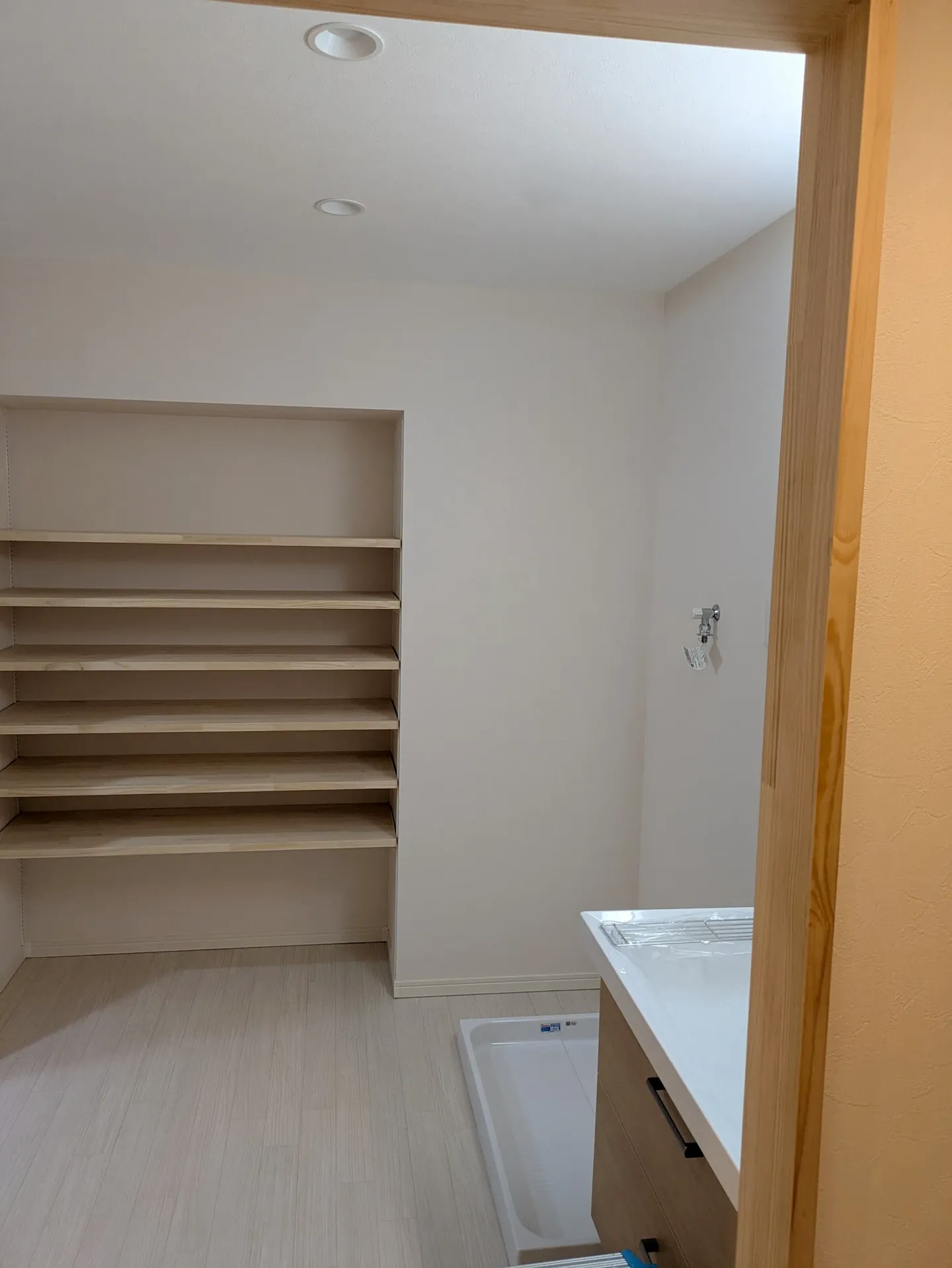 タオルや衣類がたっぷり入るオープン収納棚がある洗面脱衣所