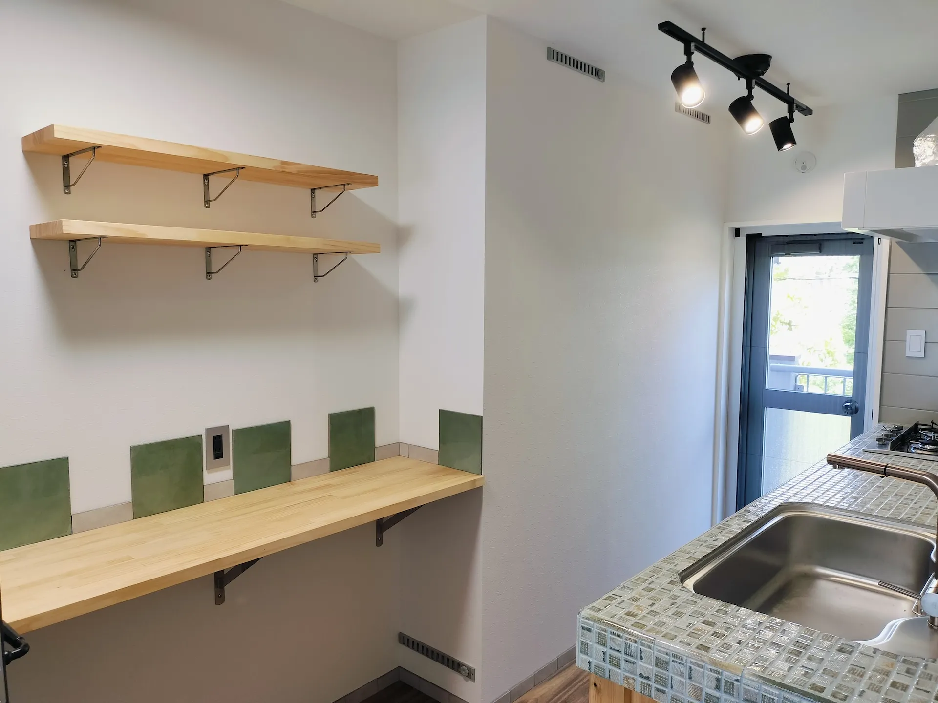 モザイクタイルと無垢材を組み合わせたオリジナルデザインのキッチンカウンター