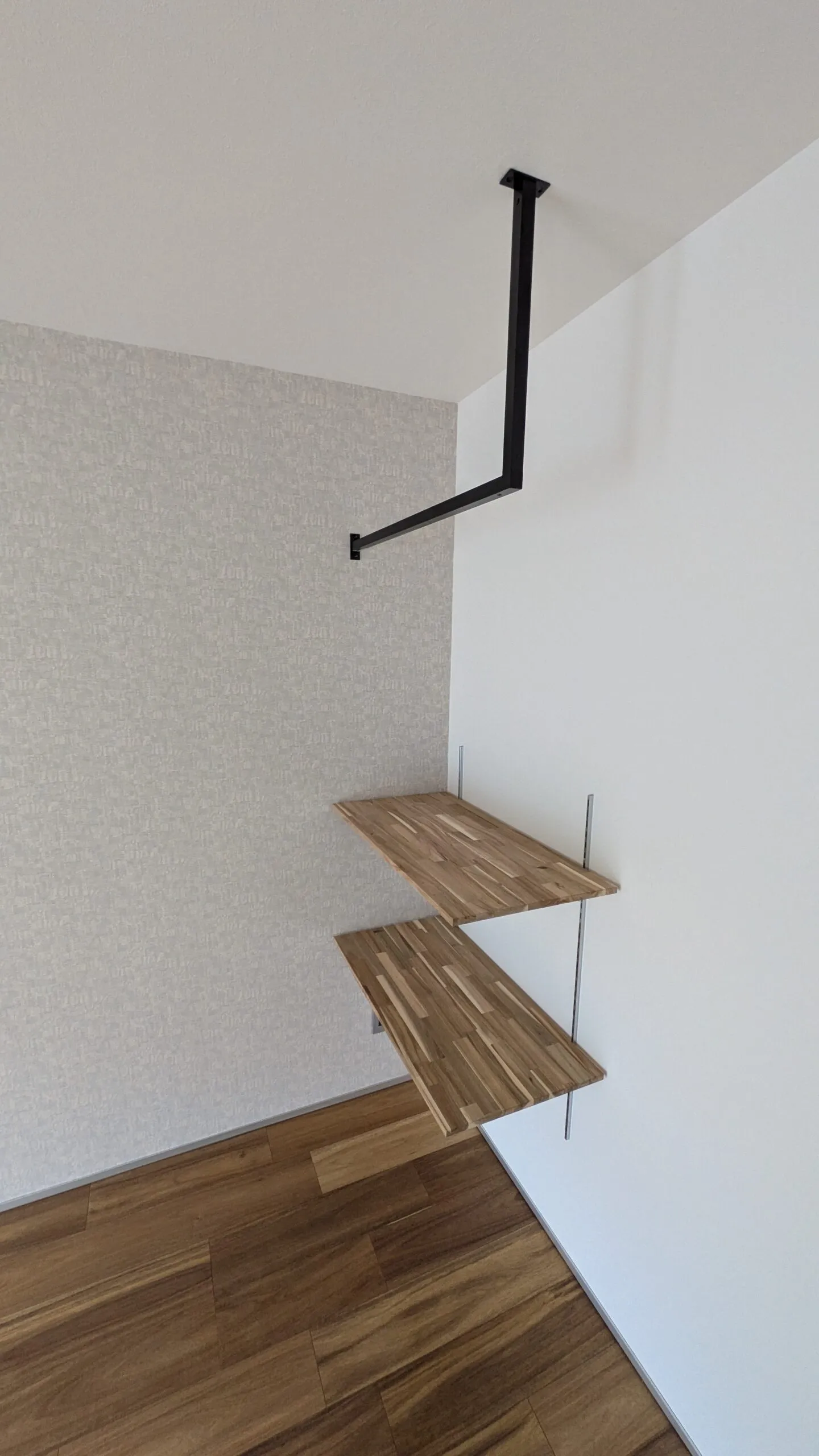 天井から吊り下げた黒いアイアンハンガーパイプと木製棚