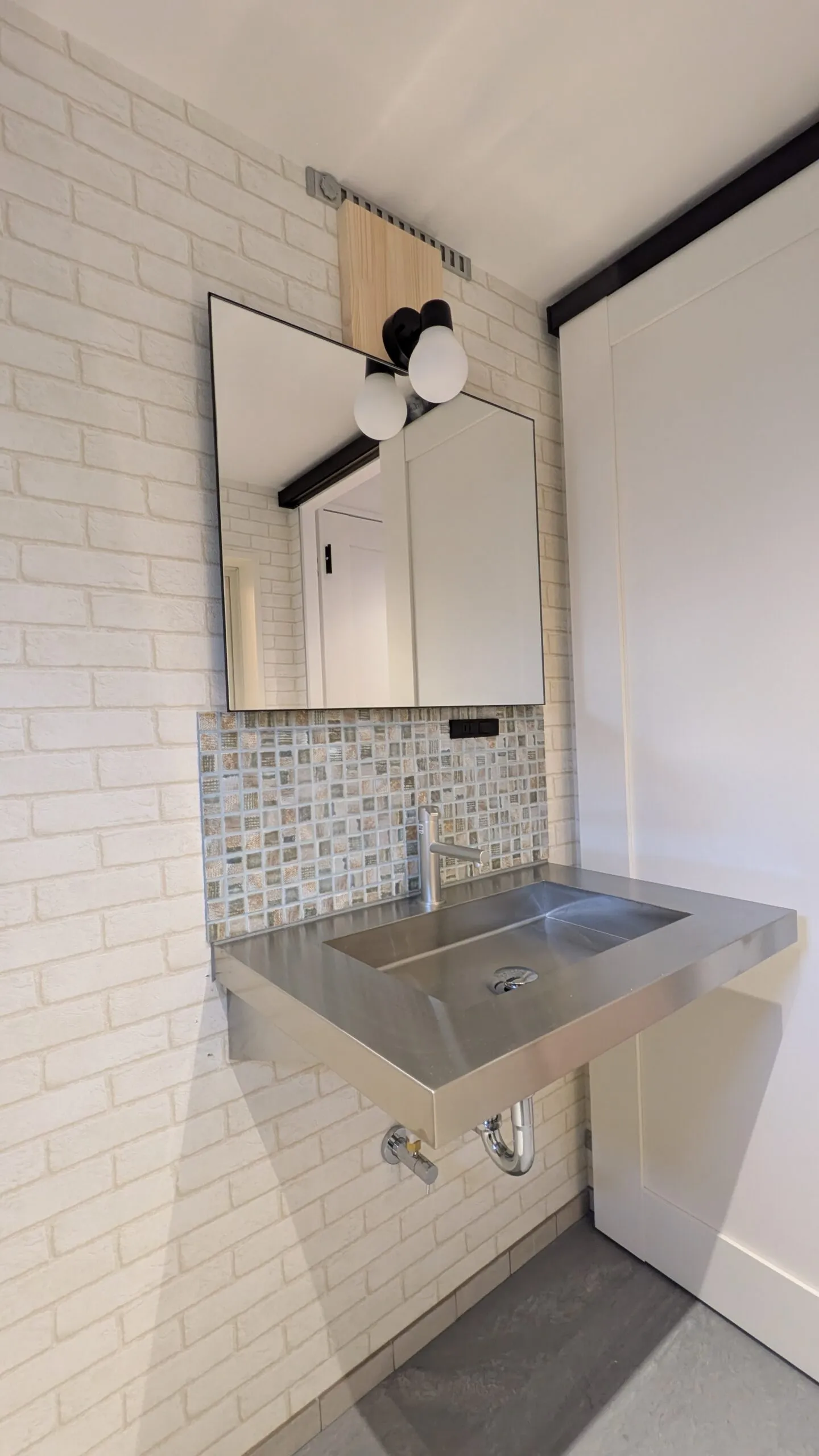 おしゃれなモザイクタイルとステンレスを組み合わせたスタイリッシュな洗面台