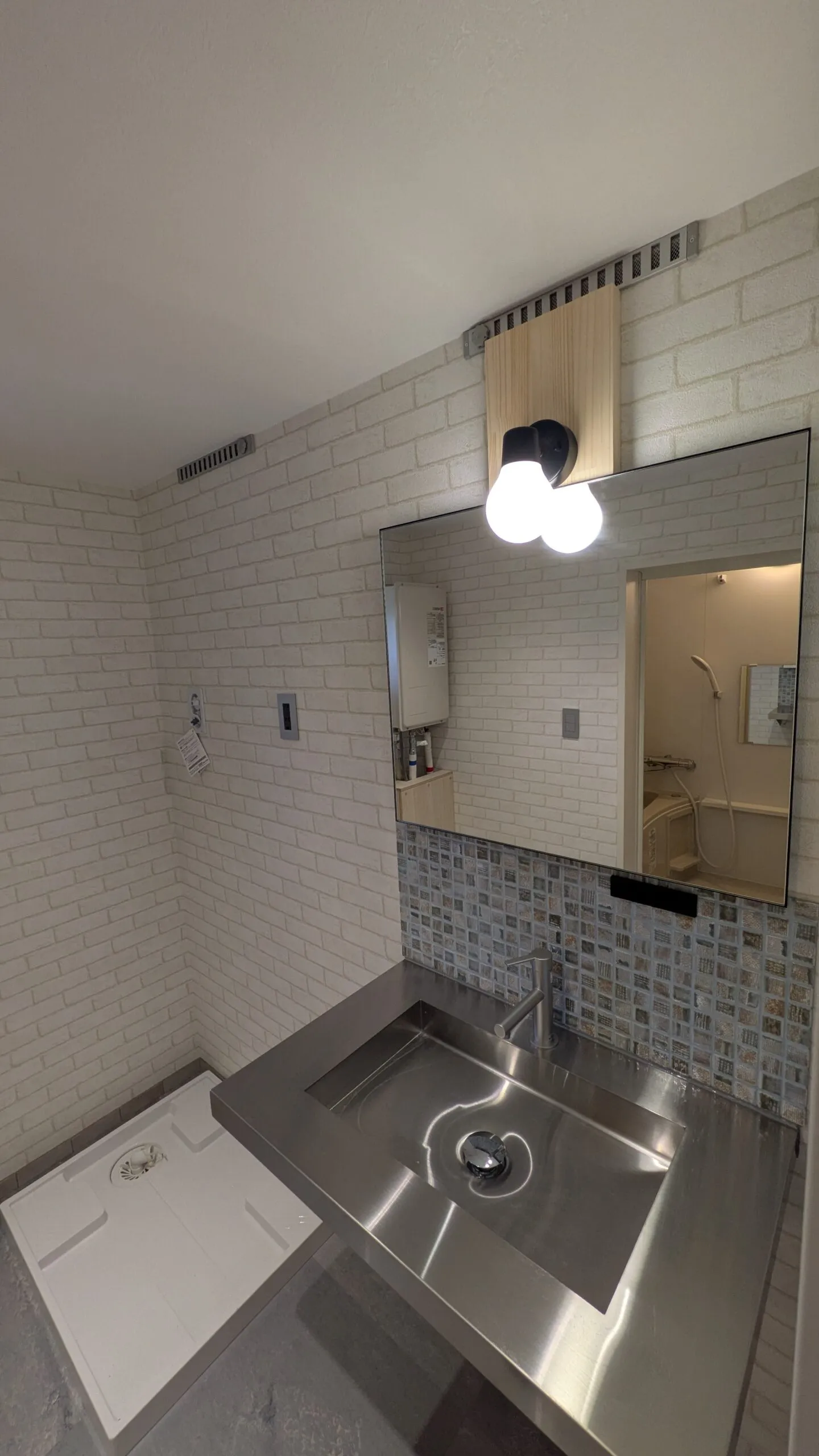 おしゃれなモザイクタイルとステンレスを組み合わせたスタイリッシュな洗面台