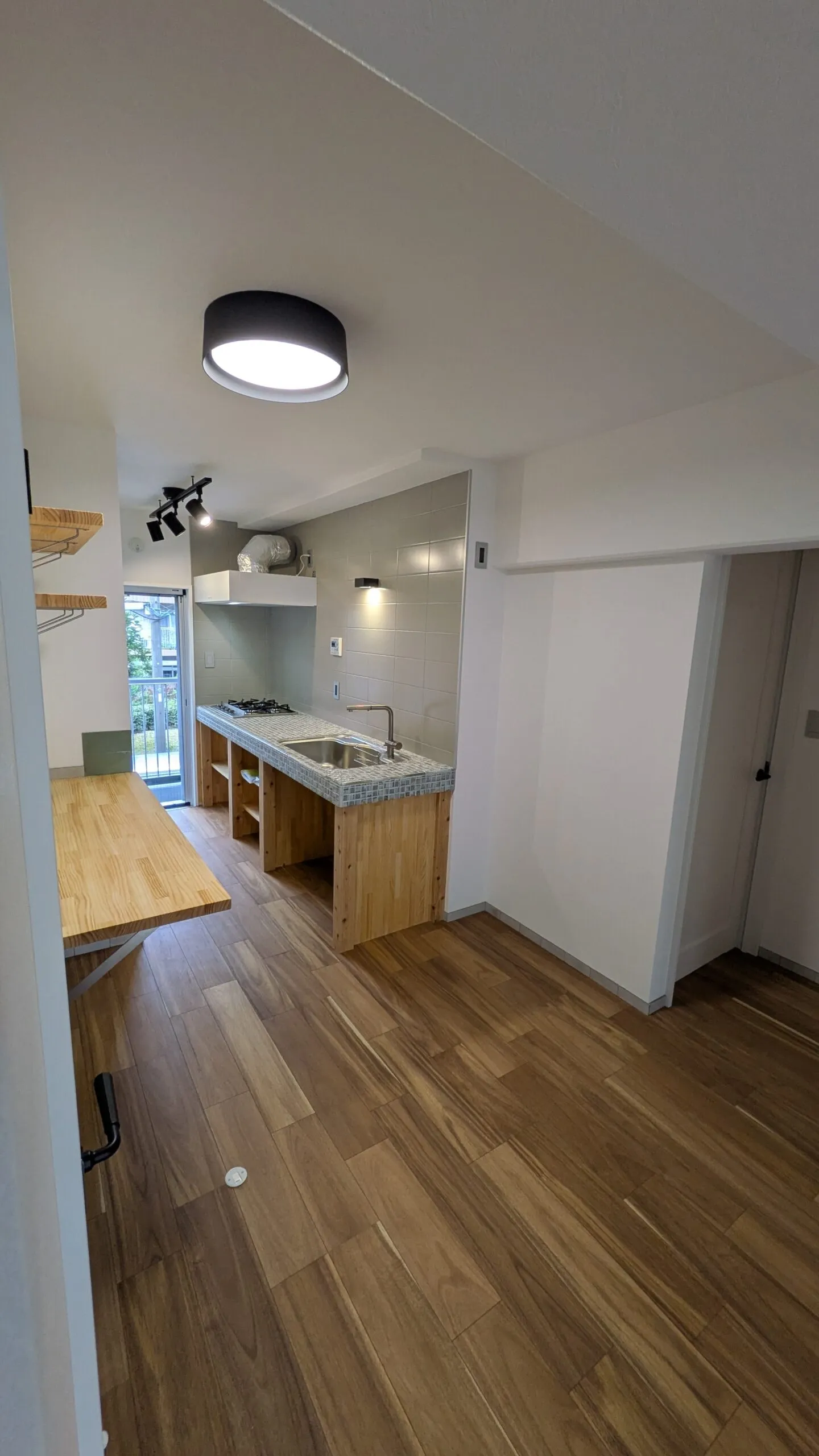 モザイクタイルと無垢材を組み合わせたオリジナルデザインのキッチンカウンター