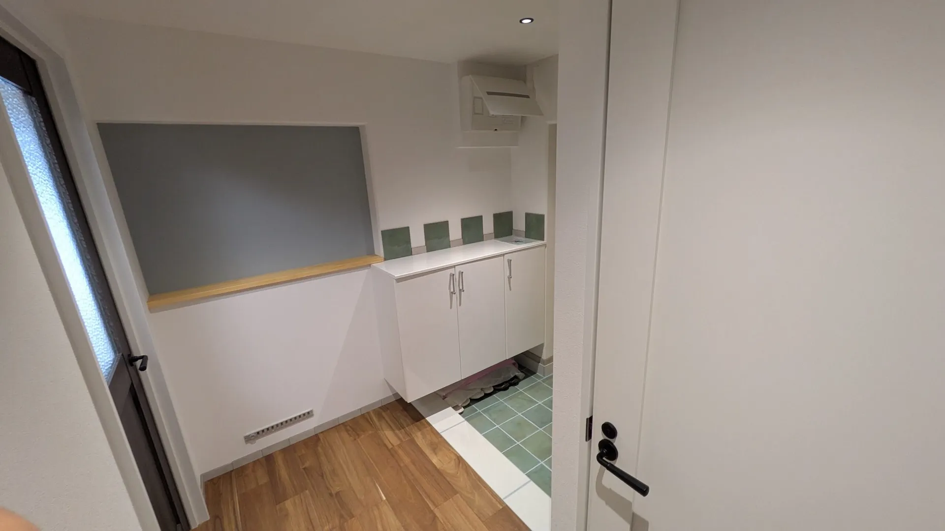 玄関から各部屋につながる美しい廊下のフローリングと白基調の壁