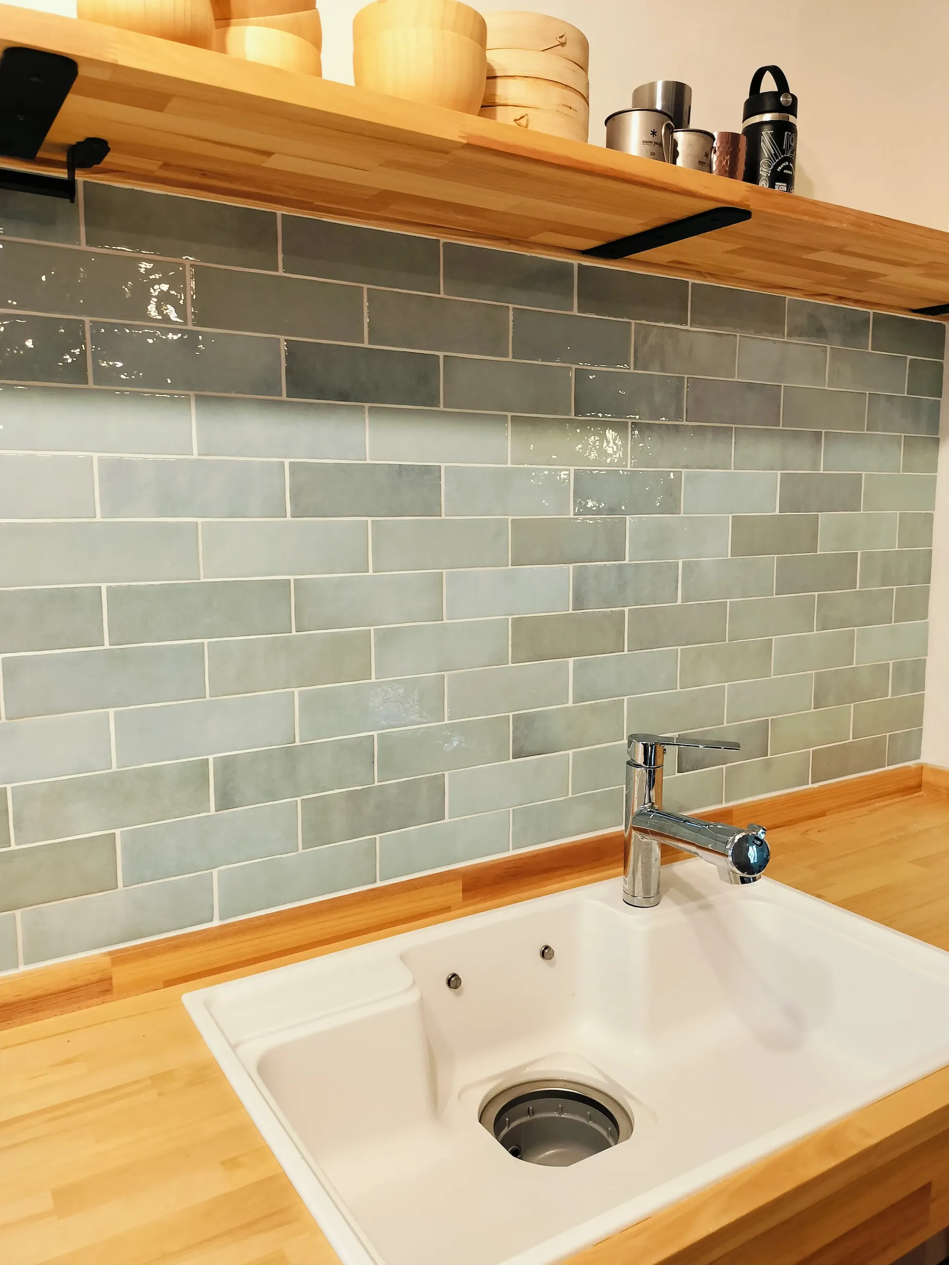 明るい木目カウンターと清潔感のある白いシンク