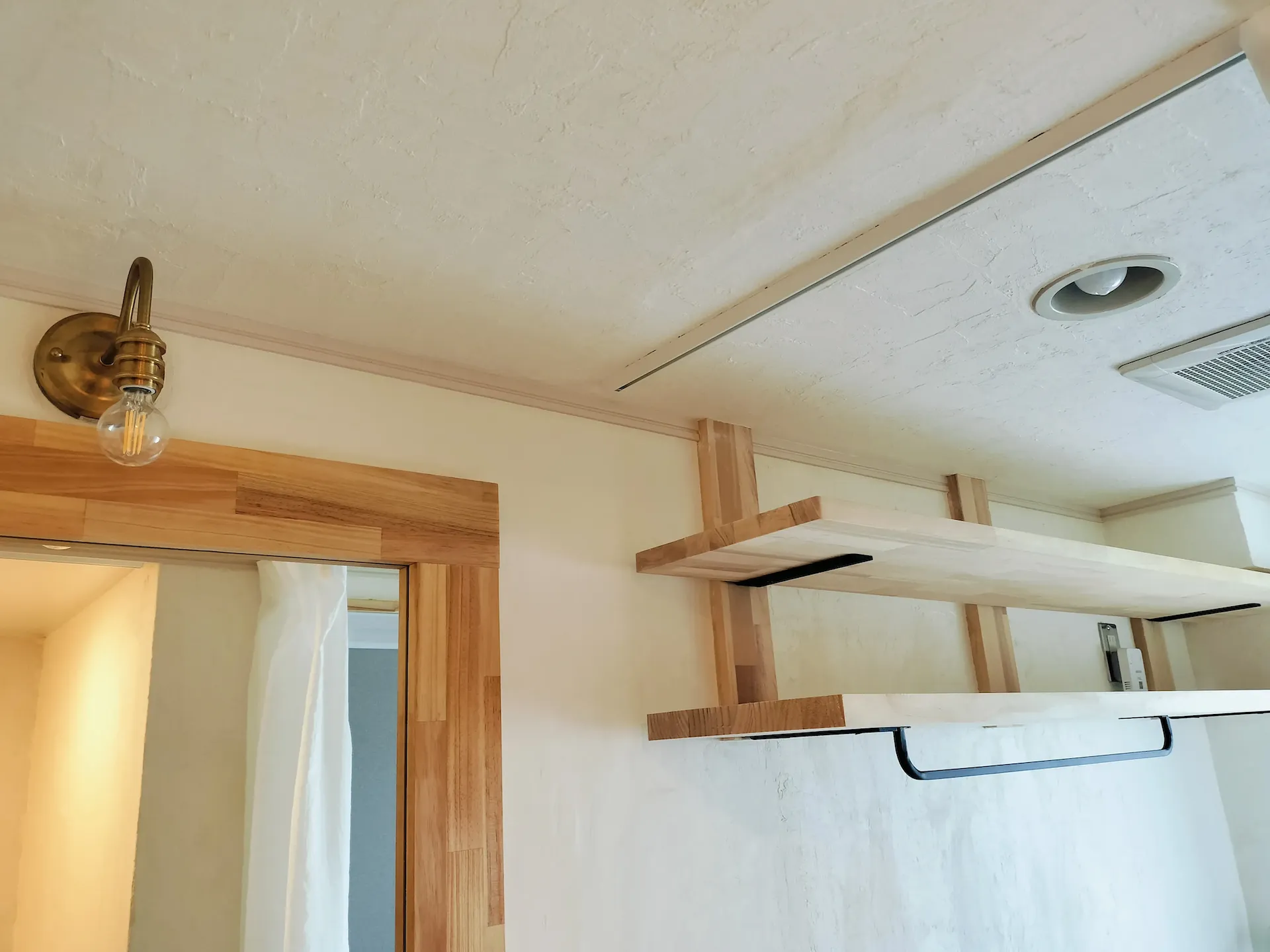 真鍮製のアンティーク照明と木のぬくもりを感じる造作棚。細部までこだわった内装リフォーム