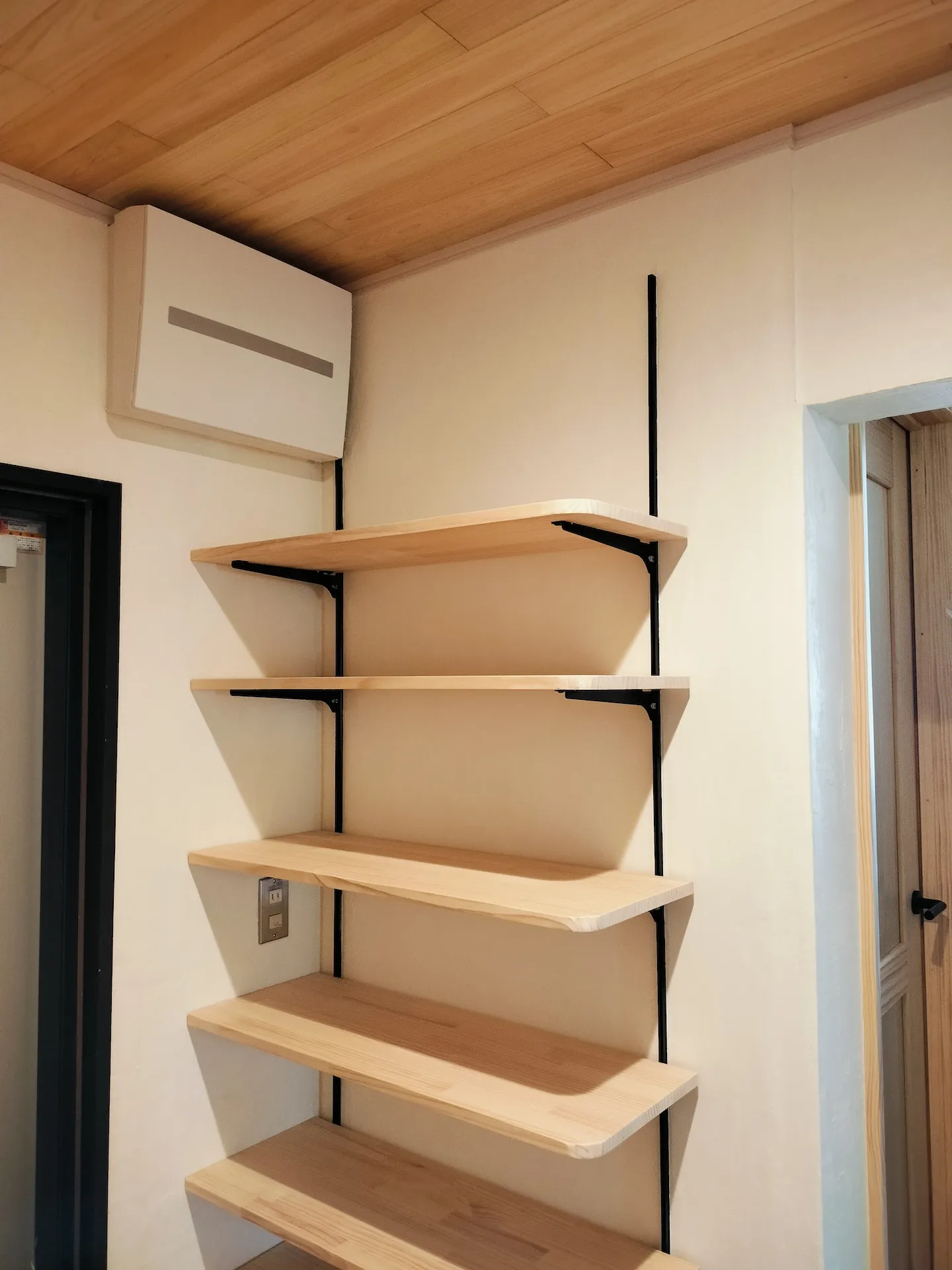 スペースを有効活用した黒いアイアン支柱の木製棚