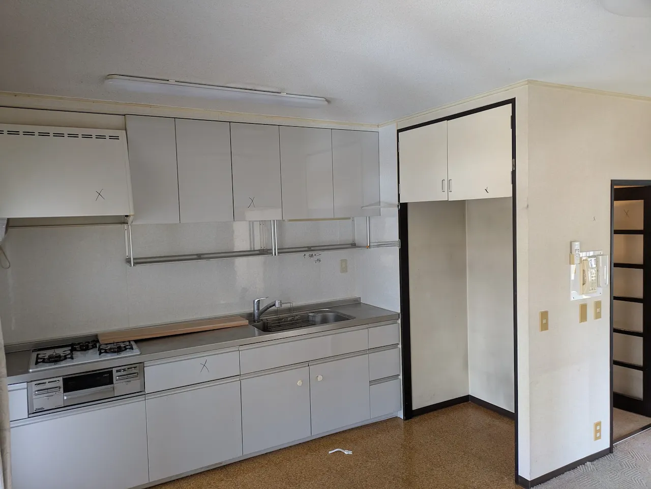 既存のシステムキッチンと吊り戸棚の解体前の様子