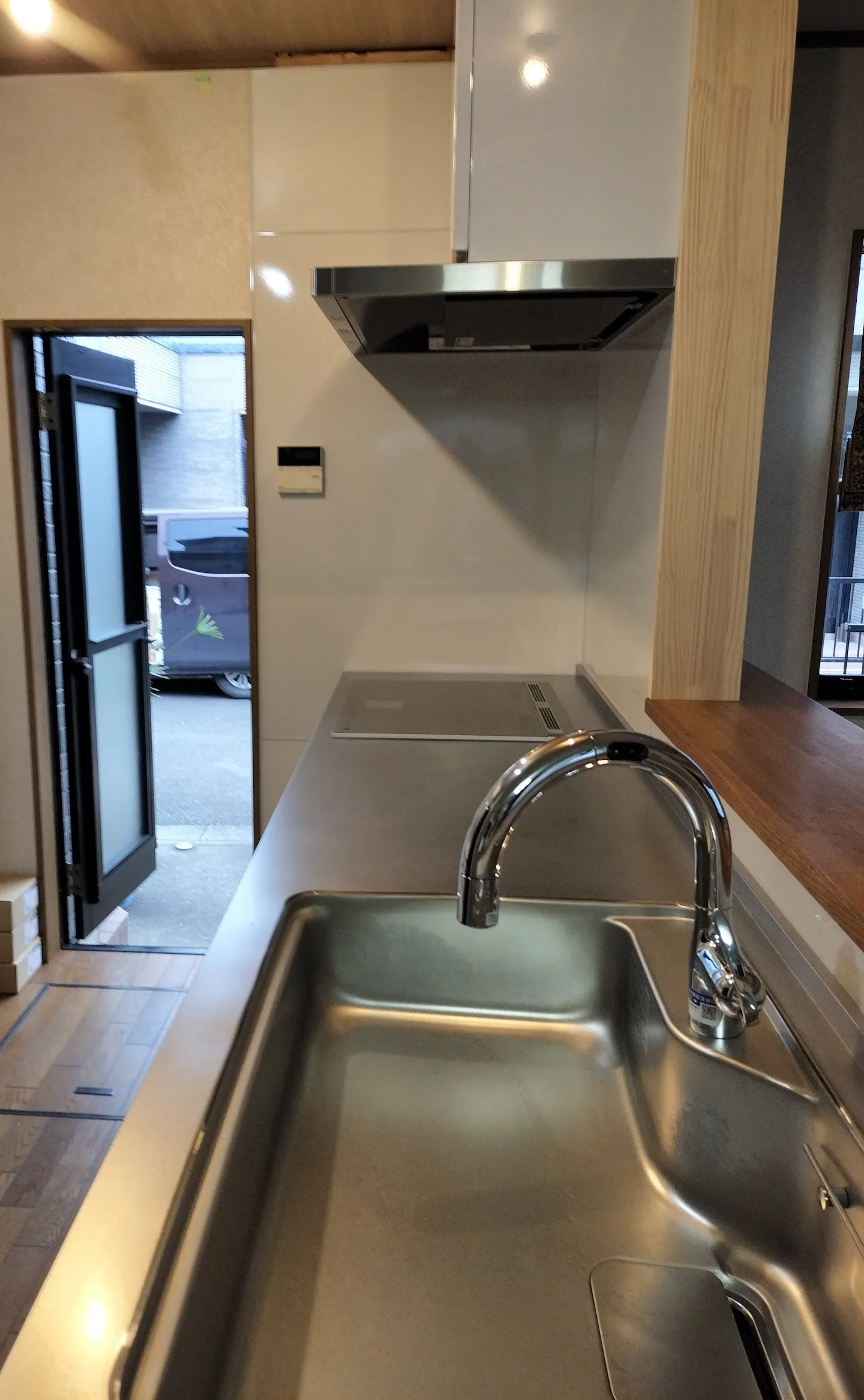 広々としたシンクとIHコンロを備えた新しいシステムキッチン