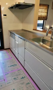 白を基調とした清潔感のあるキッチンと豊富な収納