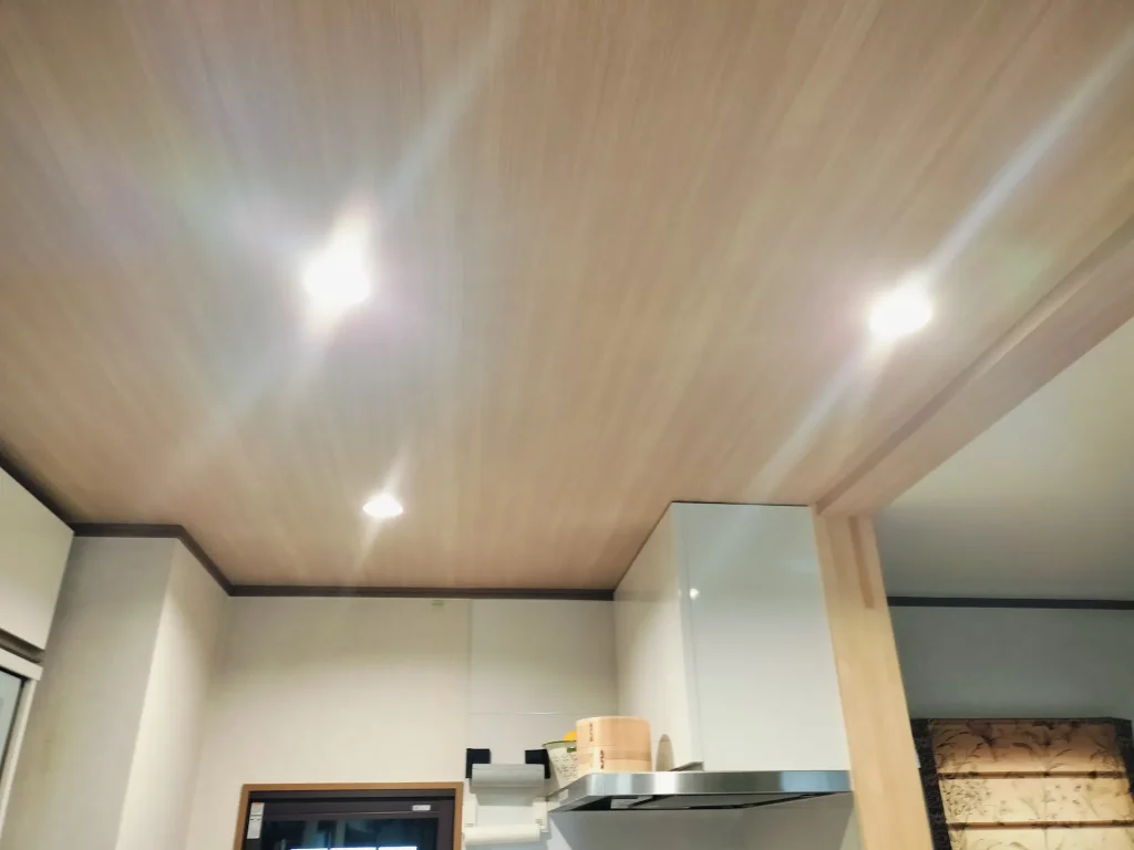 キッチンの天井の壁紙を張り替え、ダウンライト取り付けた様子