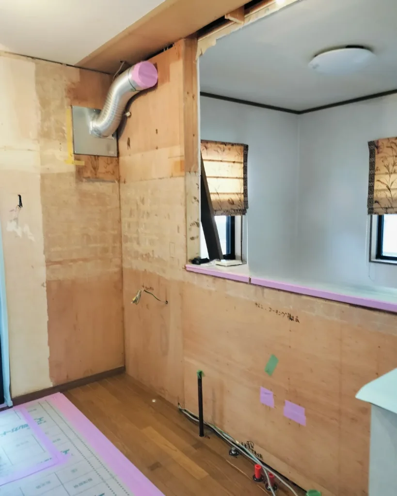 壁の解体と換気ダクト配管・下地処理の様子