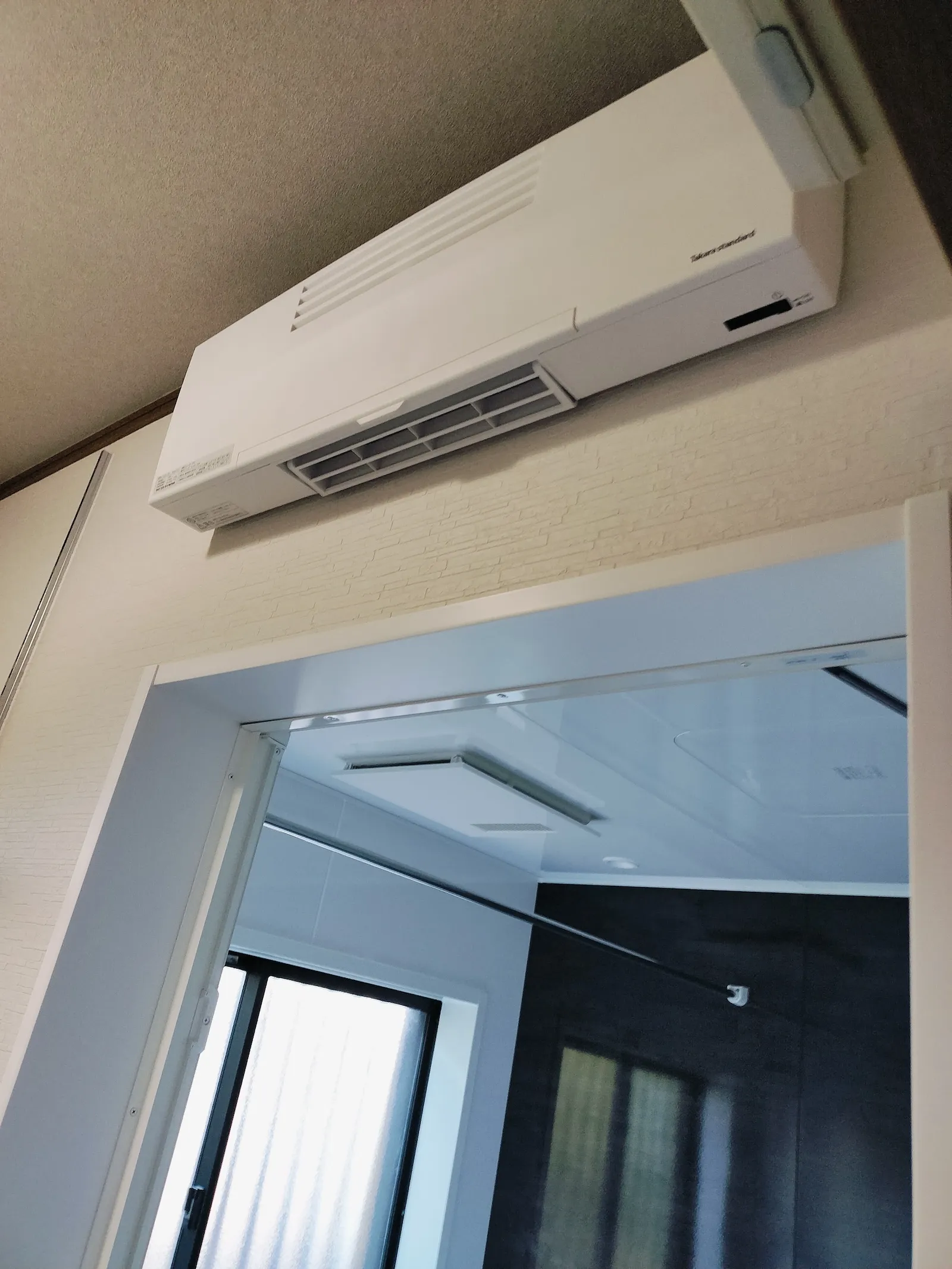 脱衣所に新しく設置された暖房器具