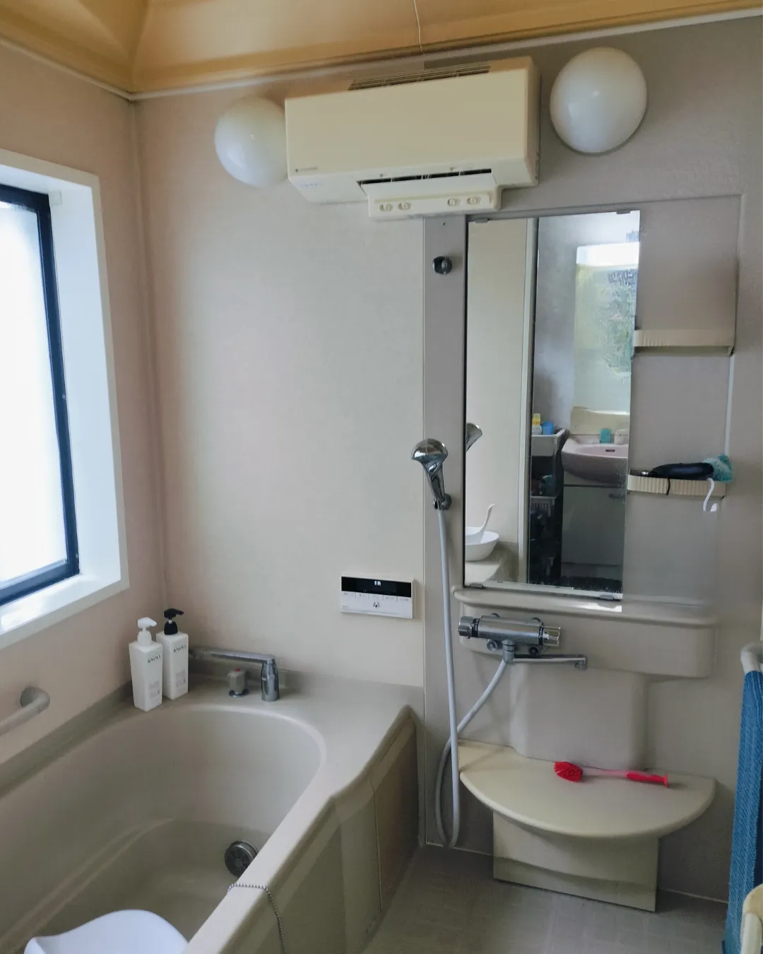 施工前のベージュの古いユニットバスと洗面スペース